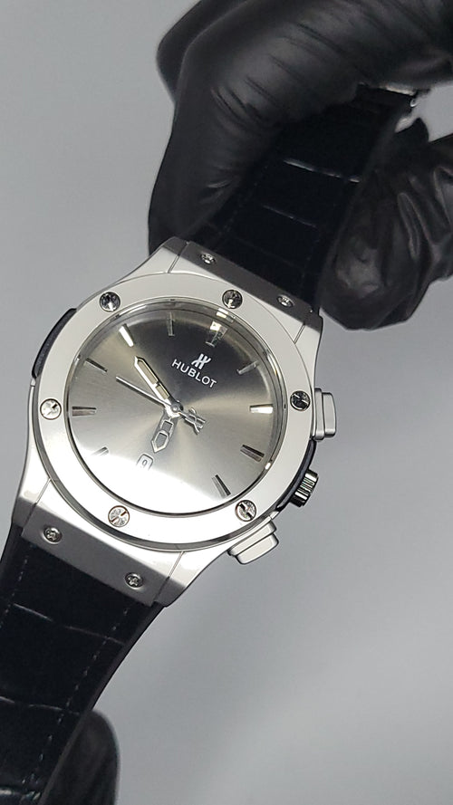 Hublot strap with plan black dial